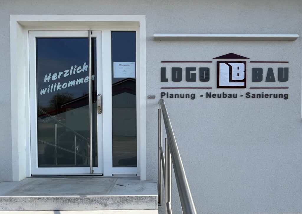 Eingangsbereich Logo-Bau GmbH Firmenzentrale in Neuhaus (Elbe)